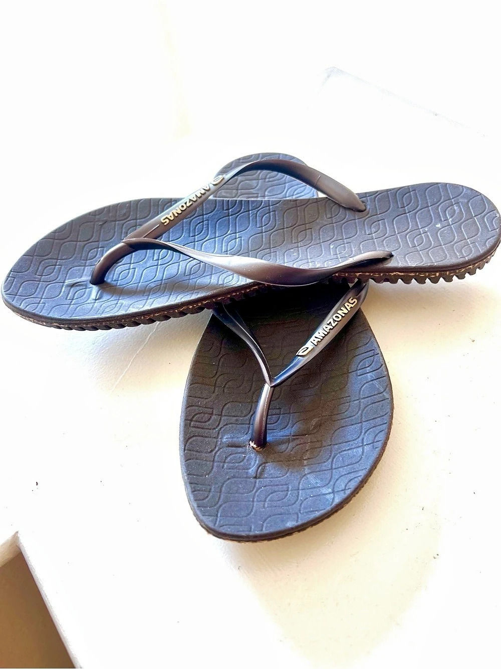 Amazonas eco-friendly dark brown and gold splash pattern flip flops Size 8